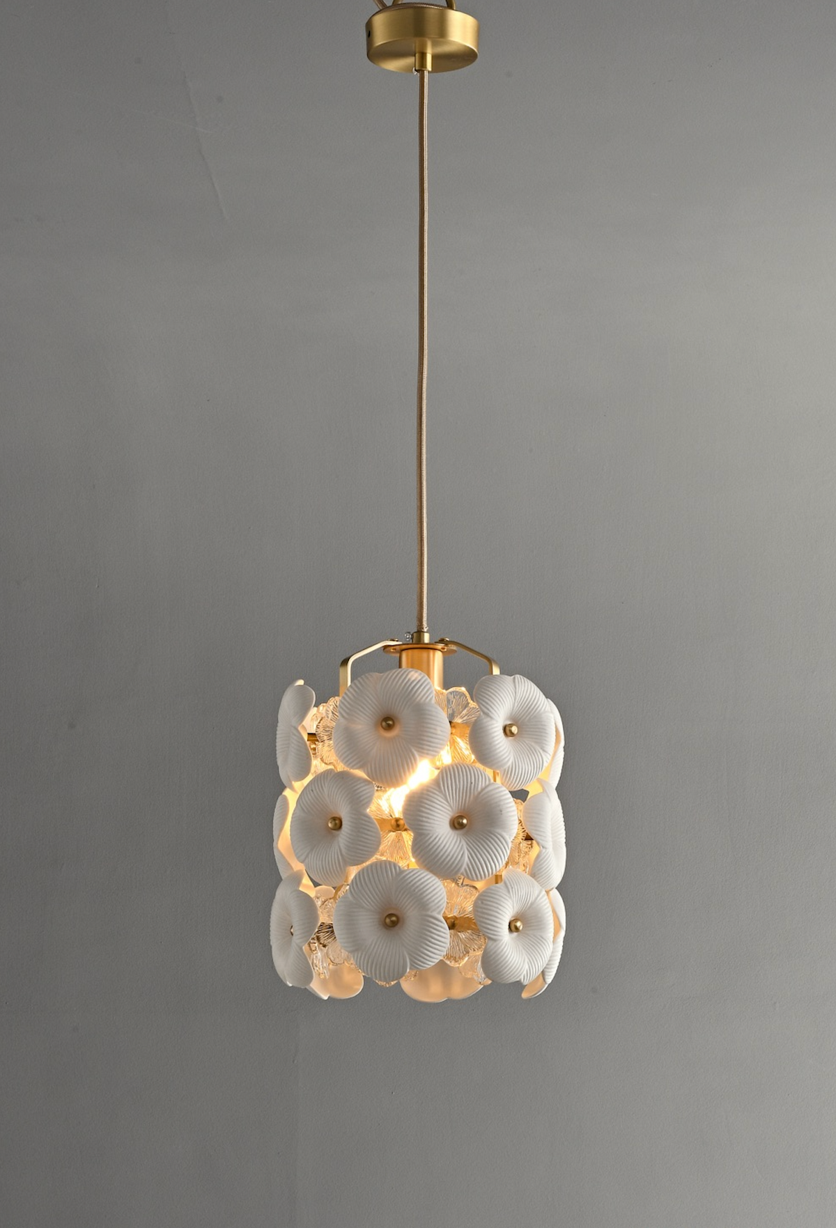 Zensori Floral Cluster Brass Pendant Light – view 2